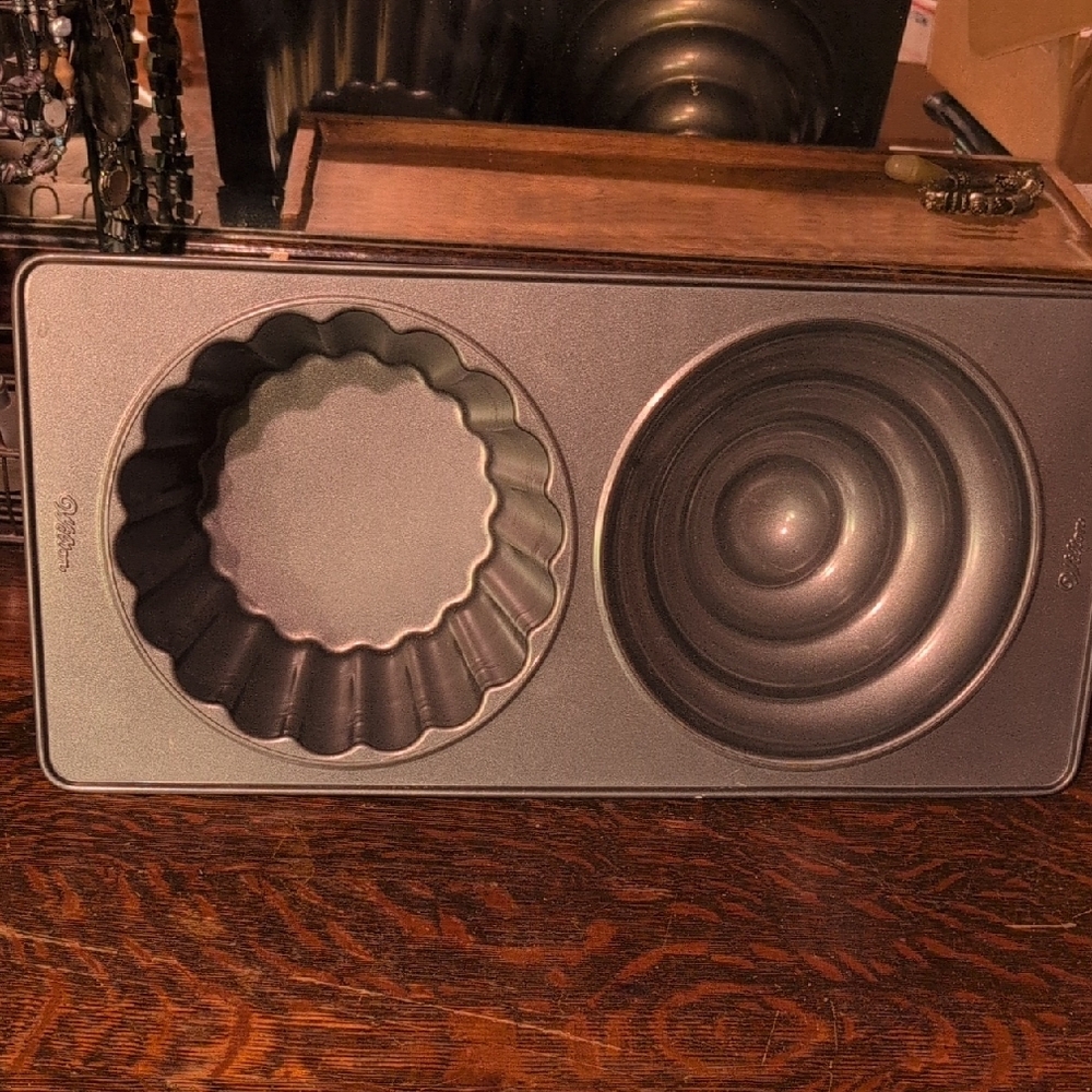 Wilton Gray CUP CAKE Cake Pan Set